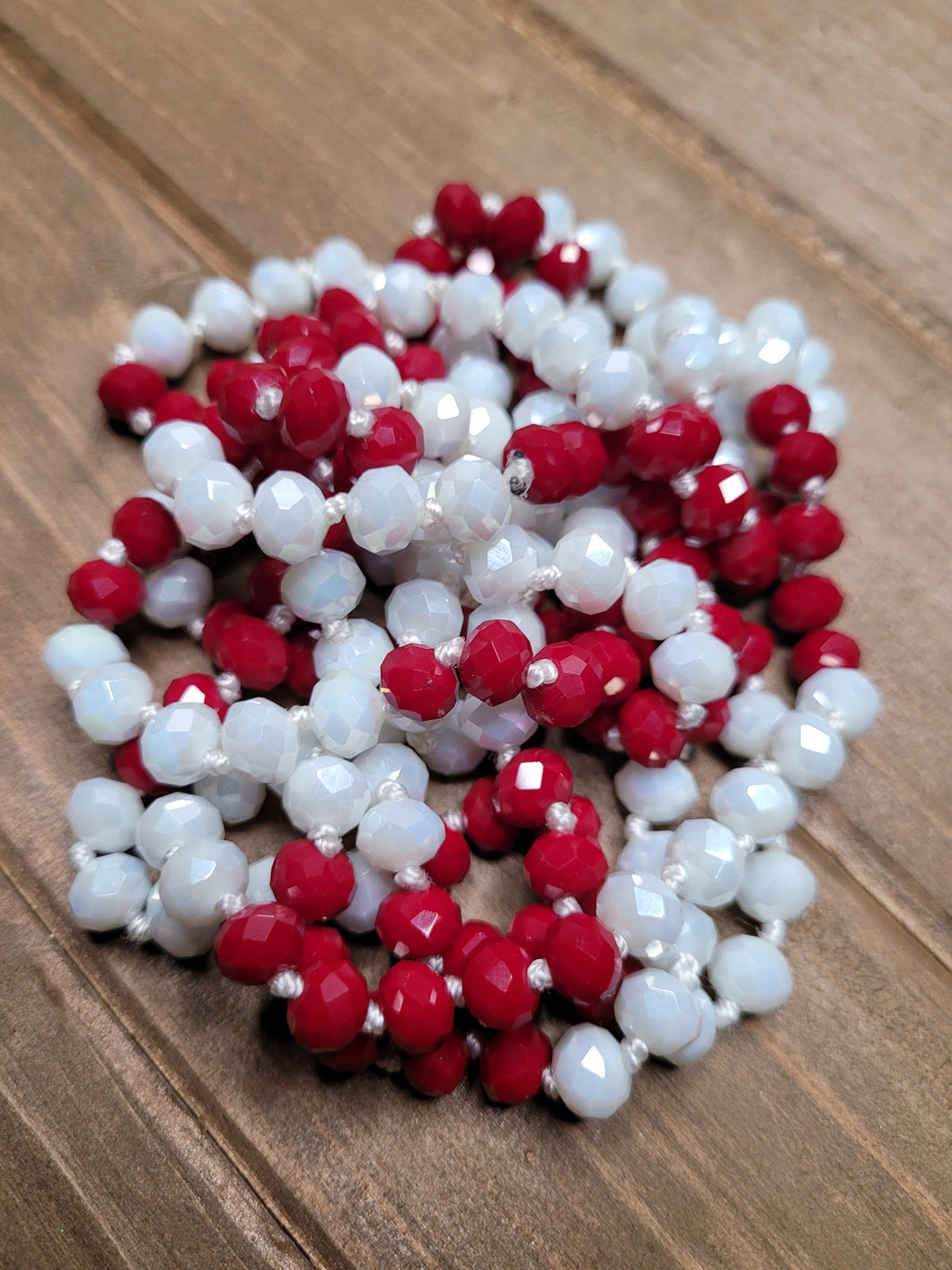 MAROON & WHITE BEADED NECKLACE